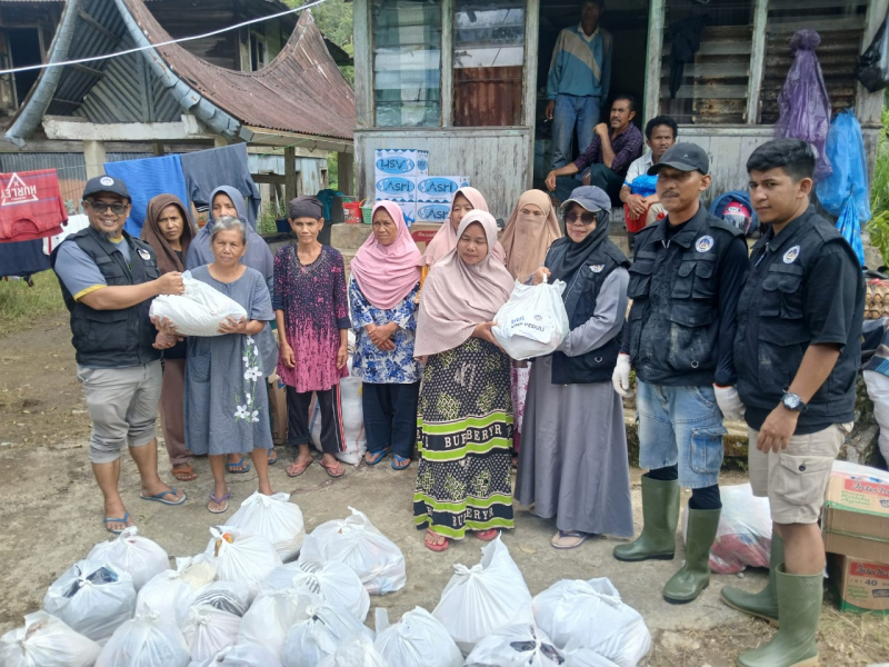 UNP Peduli Salurkan Bantuan bagi Pengungsi Sungai Batang dan Kubu Gadang