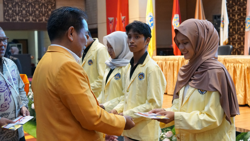 UNP Serahkan Buku Tabungan KIP Kuliah kepada 3.207 Mahasiswa