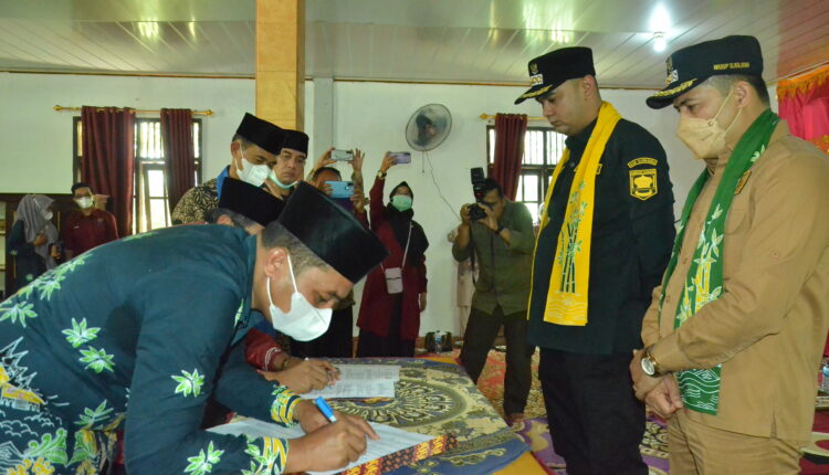 Tingkatkan SDM, Bupati Sijunjung Saksikan Penandatanganan MoU Pemnag Kumanis dan IAIN Batusangkar