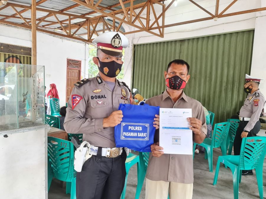 Upaya Tingkatkan Capaian Vaksinasi, Polres Pasaman Barat Sekaligus Bagikan Paket Sembako