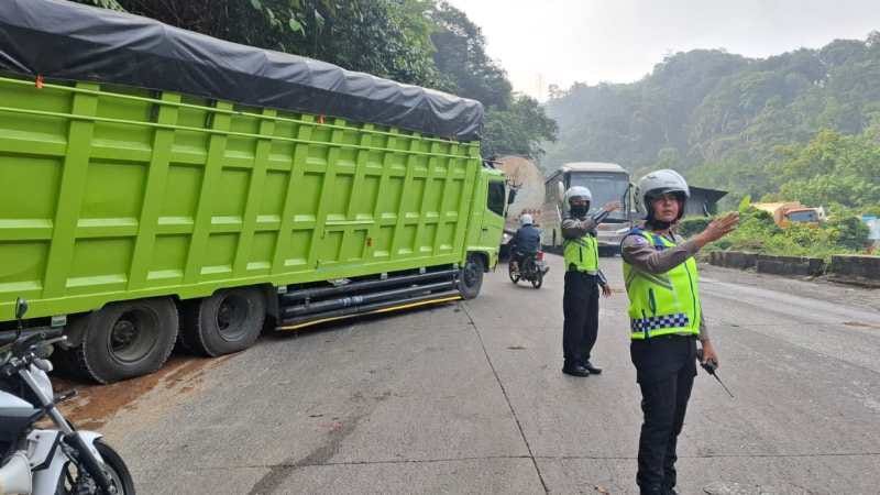 Usai Macet Panjang Jalur Sitinjau Lauik Mulai Lancar, Truk Berat Masih Buka Tutup