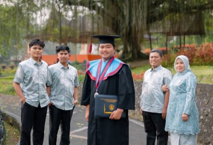 Usai Raih Juara 1 Fotografi SISSCA 2026, Muhammad Aris Hendra Resmi Sandang Gelar Sarjana