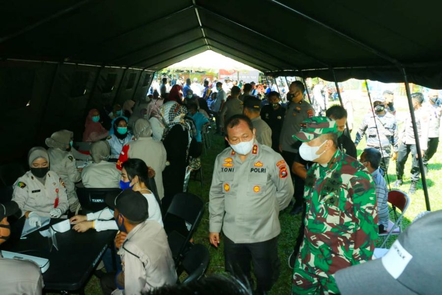 Vaksinasi Covid-19 Massal, Ribuan Warga Datangi Lapangan Imam Bonjol Padang untuk Vaksin