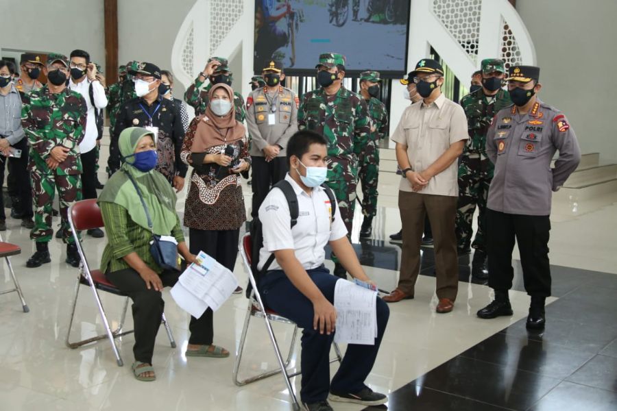 Vaksinasi dan Bansos di Yogyakarta, Kapolri Ingatkan Warga Disiplin Prokes di Sektor Ekonomi