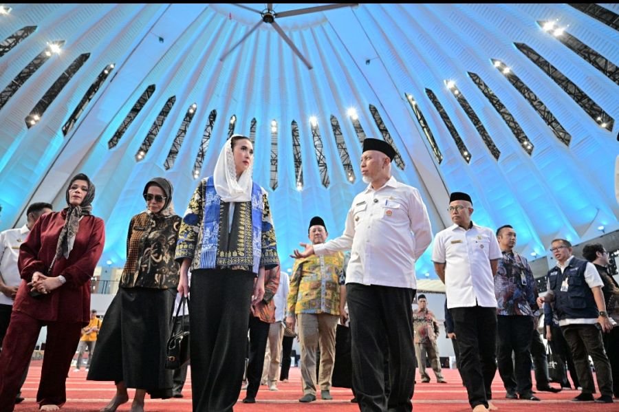 Viral Isu Menteri Pariwisata Menggunakan Sepatu di Masjid, Pemprov Sumbar Pastikan itu Tidak Benar
