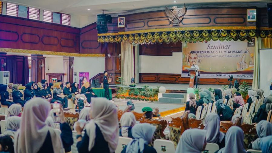 Wabup Iraddatillah Buka Seminar Profesional dan Lomba Make Up yang diselenggarakan SMKN 1 Sijunjung