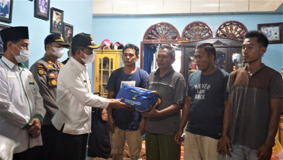 Wabup Risnawanto Tinjau dan Serahkan Bantuan Kepada Korban Kebakaran di Ujung Gading