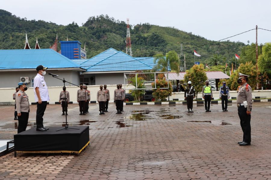 Wabup Rudi Hariyansyah Pimpin Apel Gelar Pasukan Operasi Lilin Singgalang 2021 di Mapolres Pessel