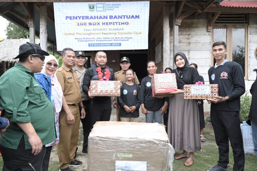 Wagub Audy dan Apindo Sumbar Serahkan Bantuan untuk OMB Budidaya Kepiting Sipaalei Ojuk di Siberut
