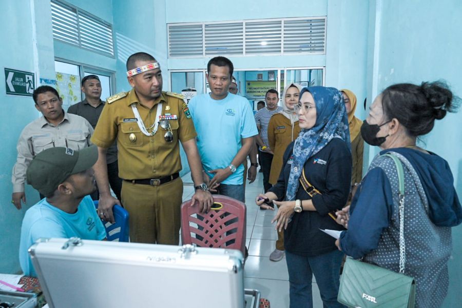 Wagub Audy dan Gapopin Sumbar Bagikan 300 Kacamata Gratis untuk Masyarakat Mentawai