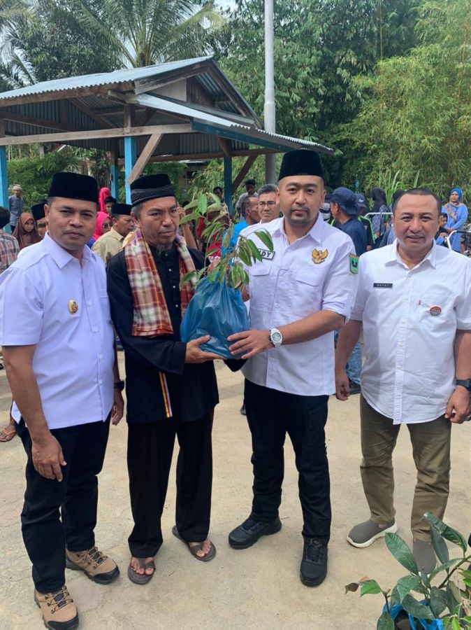 Wagub Audy Joinaldy Salurkan Bantuan Bibit dan Alsintan di Silantai, Sumpur Kudus