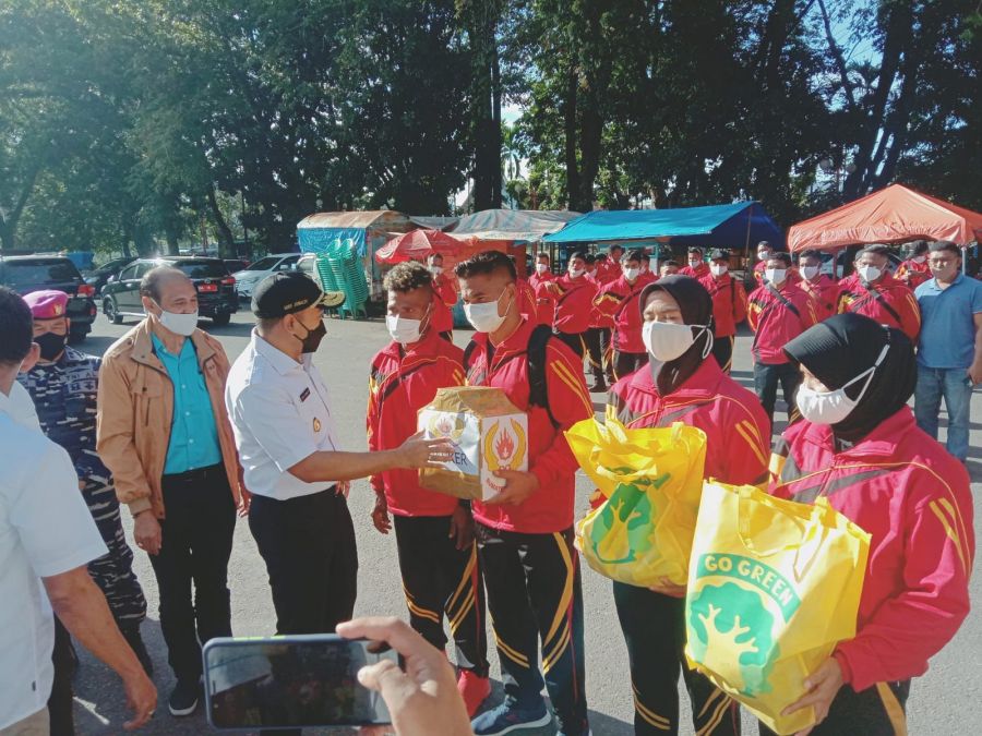 Wagub Audy Minta Atlet Hormati Adat Budaya Papua