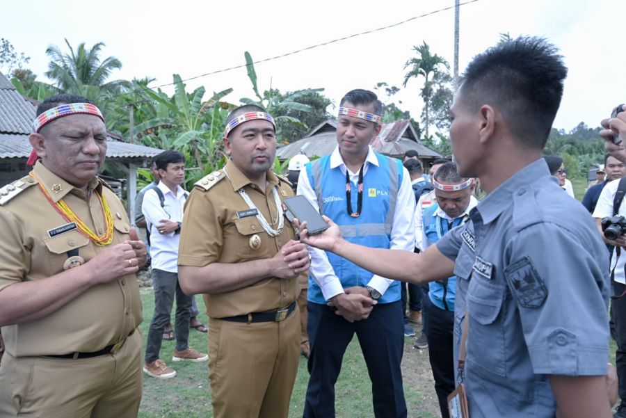 Wagub Audy Resmikan Pengaliran Listrik PLN di Dusun Berkat Kabupaten Mentawai