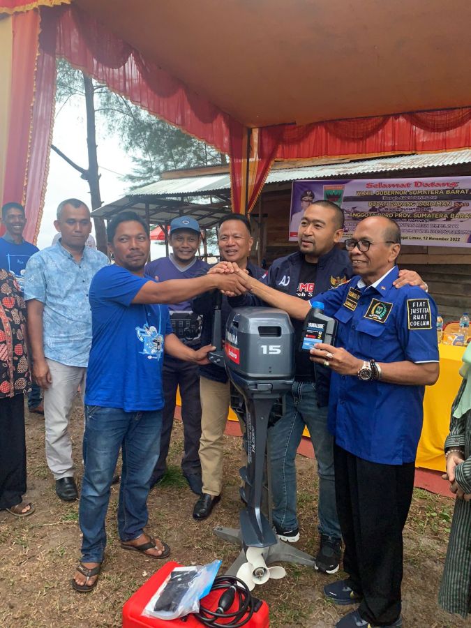 Wagub Audy Serahkan Bantuan Mesin Tempel Untuk Nelayan Padang Pariaman