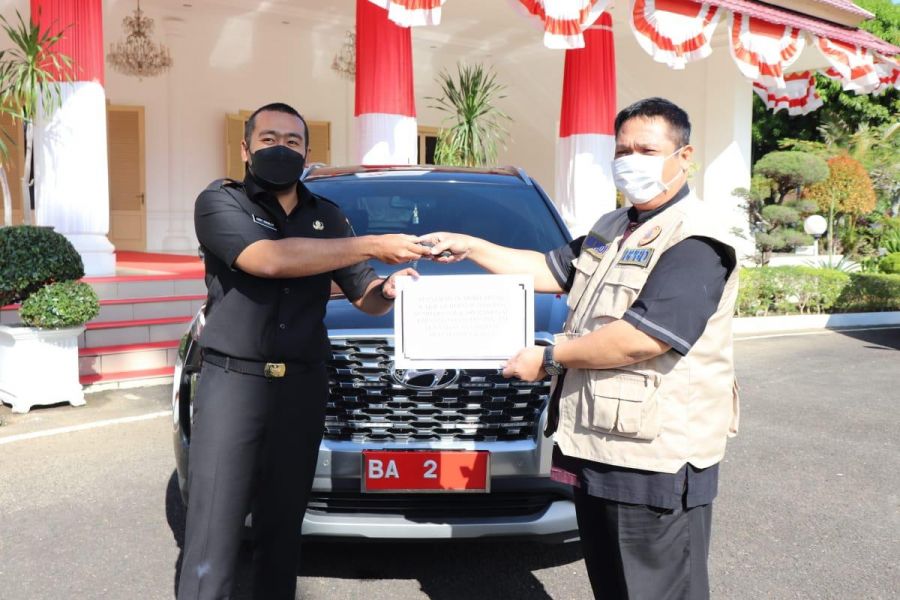 Wagub Audy Serahkan Mobil Dinas Pada Satgas COVID-19