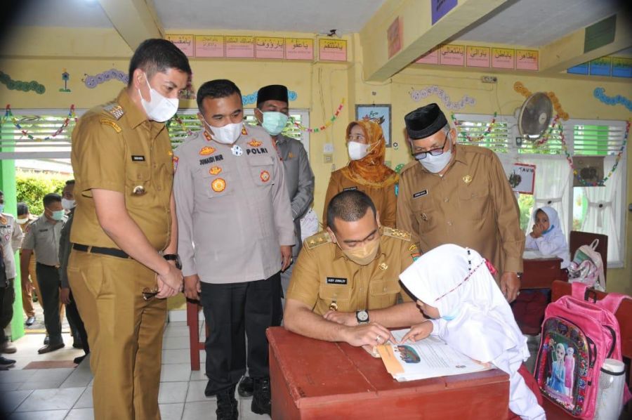 Wagub Audy Tinjau Pelaksanaan Sekolah Tatap Muka di Sawahlunto