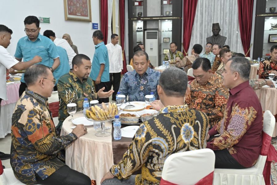 Wagub Sumbar Audy Joinaldy dan Plt Gubernur Lemhanas Berdiskusi Lepas di Sela Jamuan Makan Malam