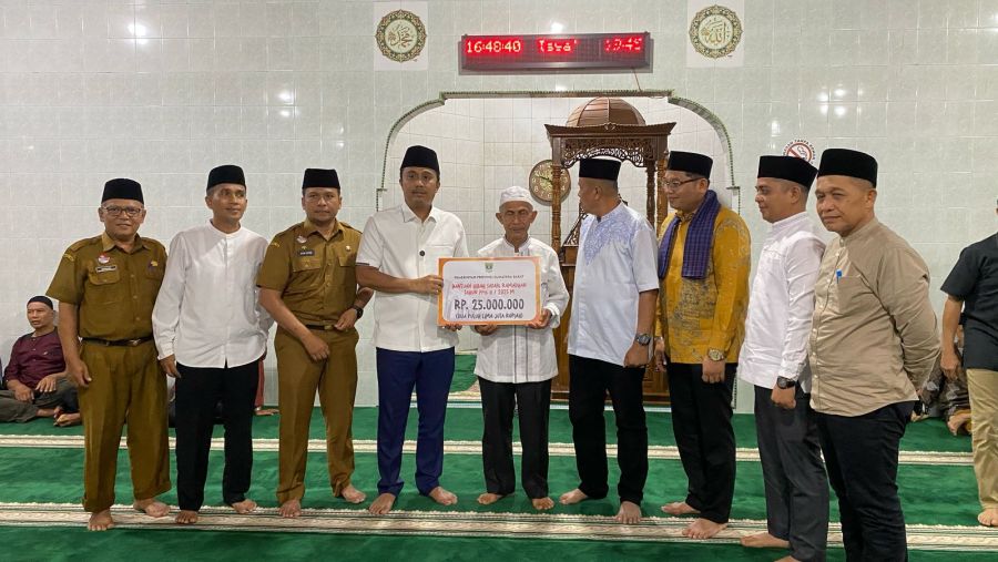 Wagub Sumbar Berikan Bantuan ke Masjid Baitul Inabah, Pererat Hubungan Kekeluargaan Bulan Ramadan