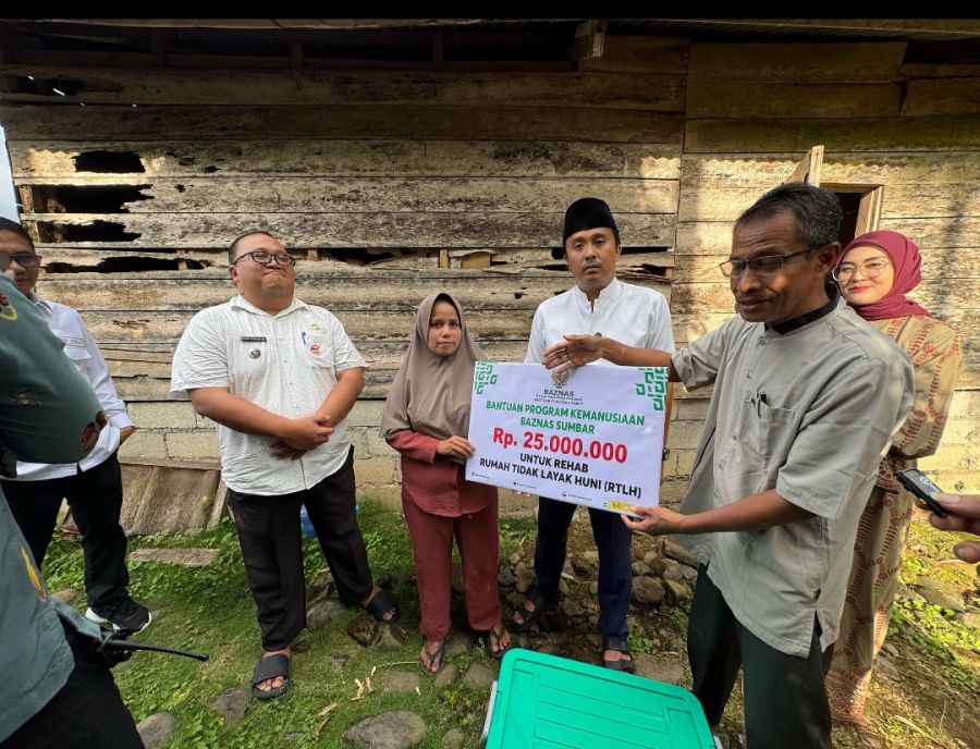 Wagub Sumbar Salurkan Bantuan Bedah Rumah untuk Janda di Lubuk Kilangan Padang
