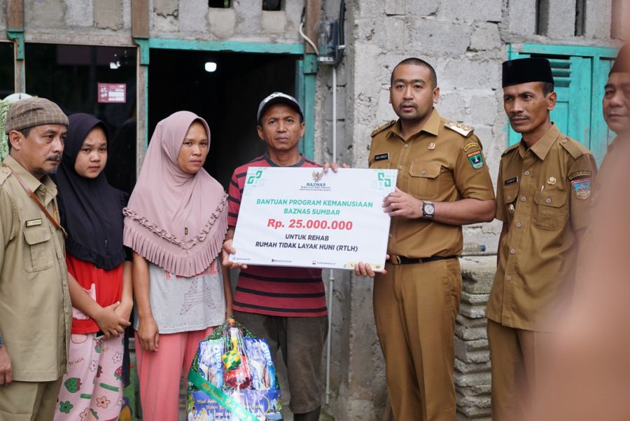 Wagub Sumbar Serahkan Bantuan Bedah Rumah untuk Warga Sungai Durian Kab. Solok Selatan
