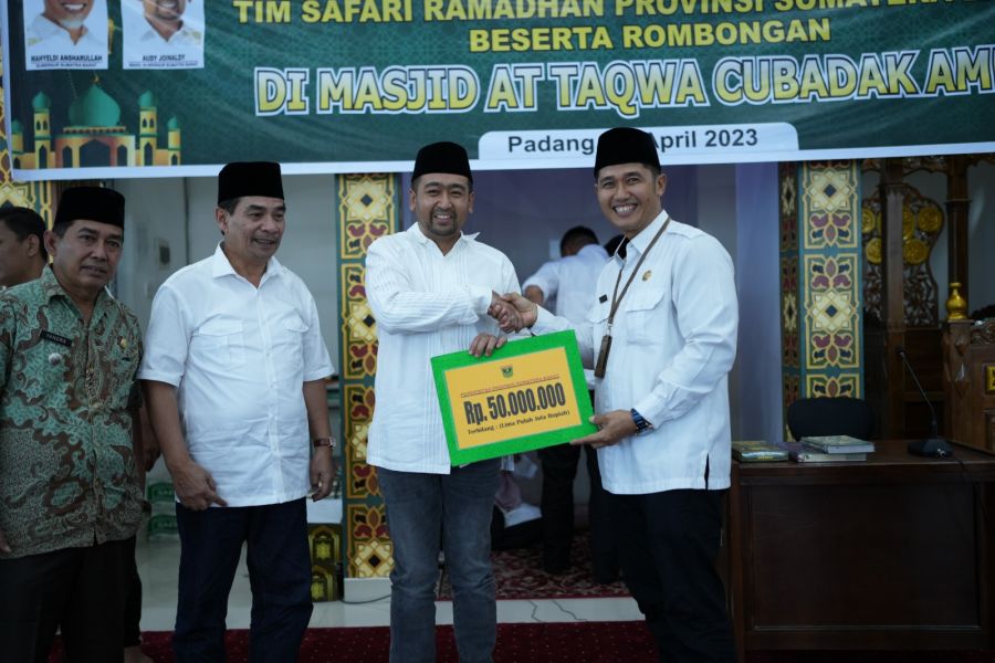 Wagub Sumbar Serahkan Bantuan senilai Rp50 juta Kepada Masjid At-Taqwa Cubadak Ampo, Kel. Anduring