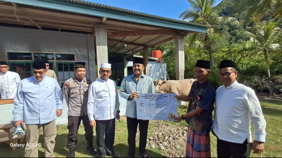 Wagub Sumbar Vasko Ruseimy Salat Id dan Serahkan Kurban di Masjid Nurul Huda Sungai Nyalo Pessel