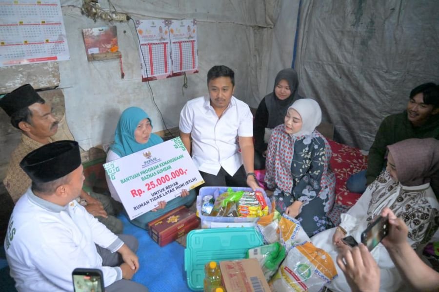 Wagub Vasco Safari Ramadhan di Padang Panjang dan Serahkan Bantuan Bedah Rumah untuk Warga