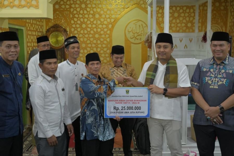 Wagub Vasco Serahkan Dana Hibah Safari Ramadan & 100 Paket Perlengkapan Sekolah di Masjid Raya Taluk