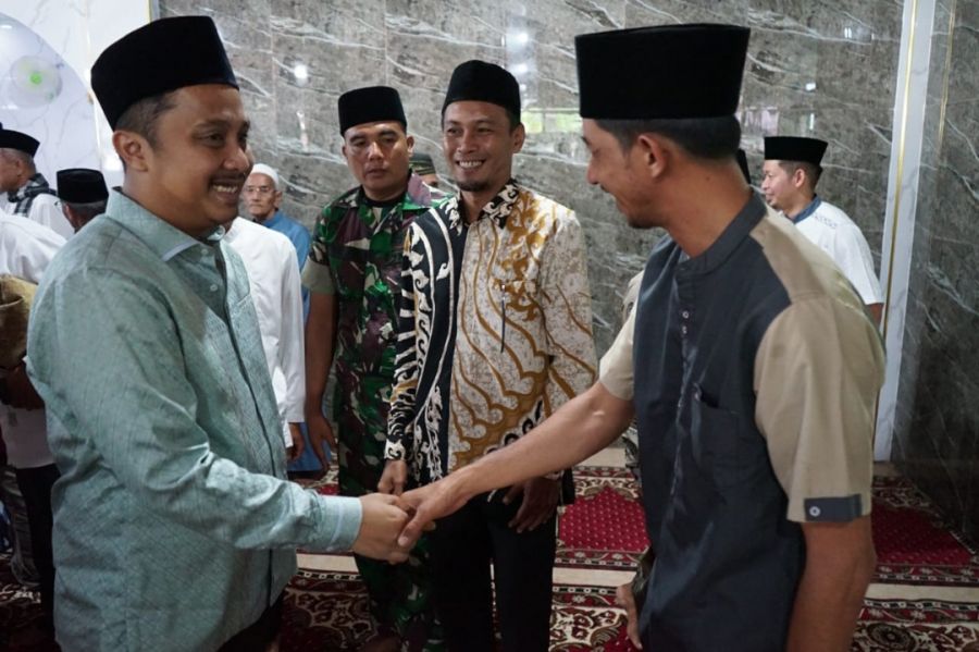 Wagub Vasko Berbaur dengan Masyarakat saat Perayaan Idul Adha 1446 Hijriah di Sungai Nyalo Pessel