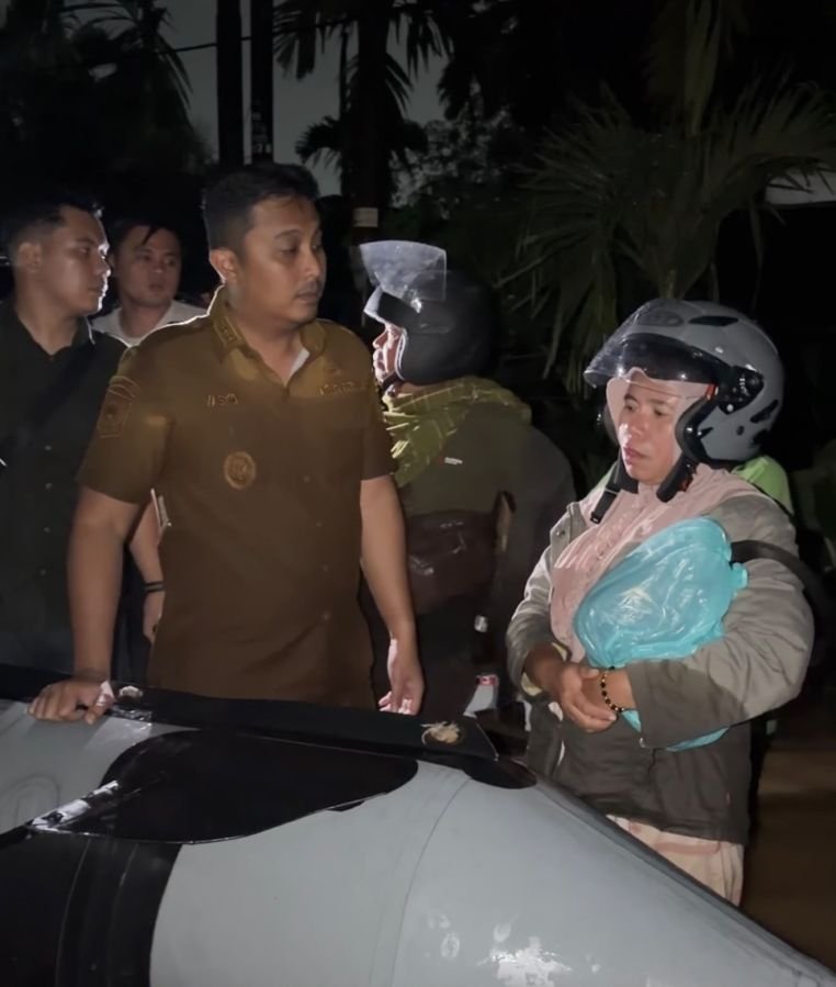 Wagub Vasko Pimpin Evakuasi Korban Banjir di Padang, Kelompok Rentan Jadi Prioritas