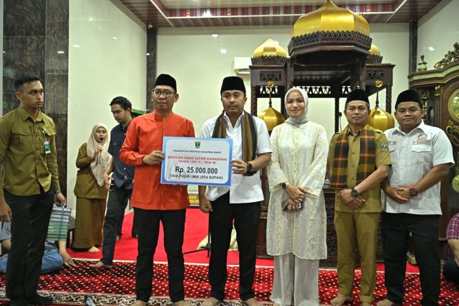Wagub Vasko Ruseimy Salurkan Bantuan untuk Masjid dan Pelajar di Sungai Kambut