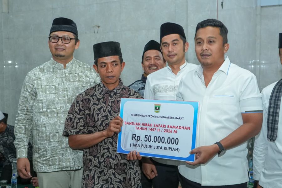 Wagub Vasko Salurkan Bantuan untuk Dua Masjid di Solok Selatan