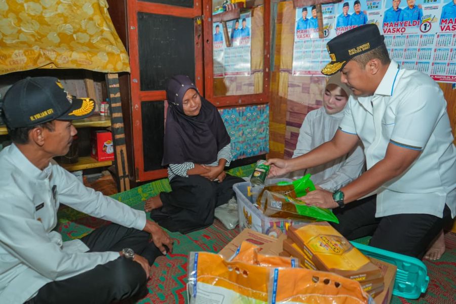 Wagub Vasko Serahkan Bantuan RTLH Rp25 Juta untuk Keluarga Hendri di Solok Selatan