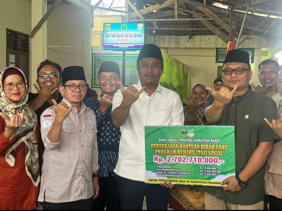 Wagub Vasko Serahkan Hibah Rp2,7 Miliar untuk Anak-anak LKSA di Pasbar