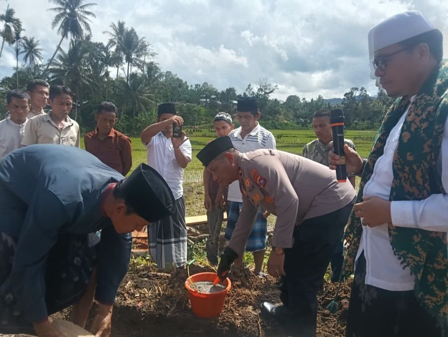 Waka Polres Pasaman Letakkan Batu Pertama Masjid Ar Rahman, Perkuat Sinergi Polri dan Masyarakat