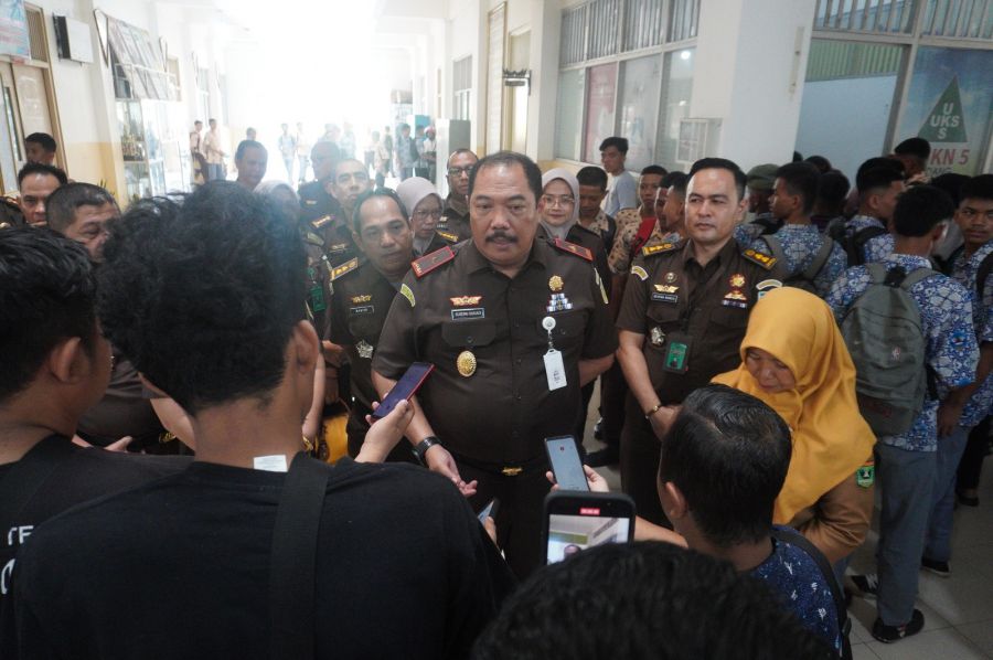 Wakajati Sumbar Pimpinan Jaksa Mengajar di SMK Negeri 5 Padang 