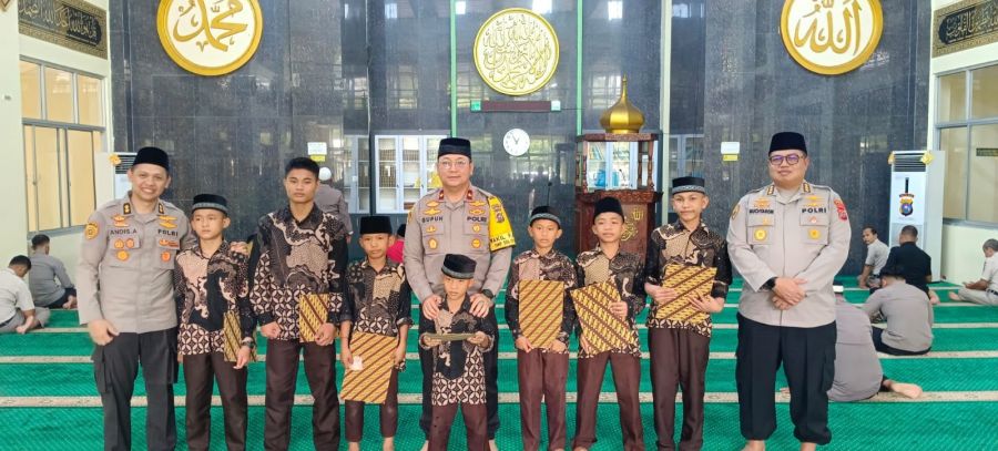 Wakapolda Beri Santunan kepada Anak Yatim Piatu di Masjid Ar-Rahman Mapolda Sumbar 