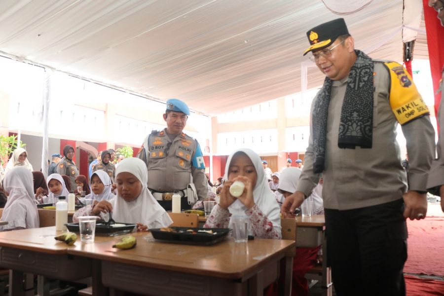 Wakapolda Hadiri Acara Makan Siang Bergizi Untuk Siswa/i SD Negeri 02 Lubuak Buaya