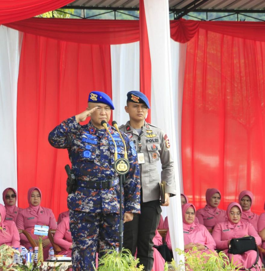 Wakapolda Pimpin Upacara parade HUT Korpolairud di Mako Ditpolairud Polda Sumbar 