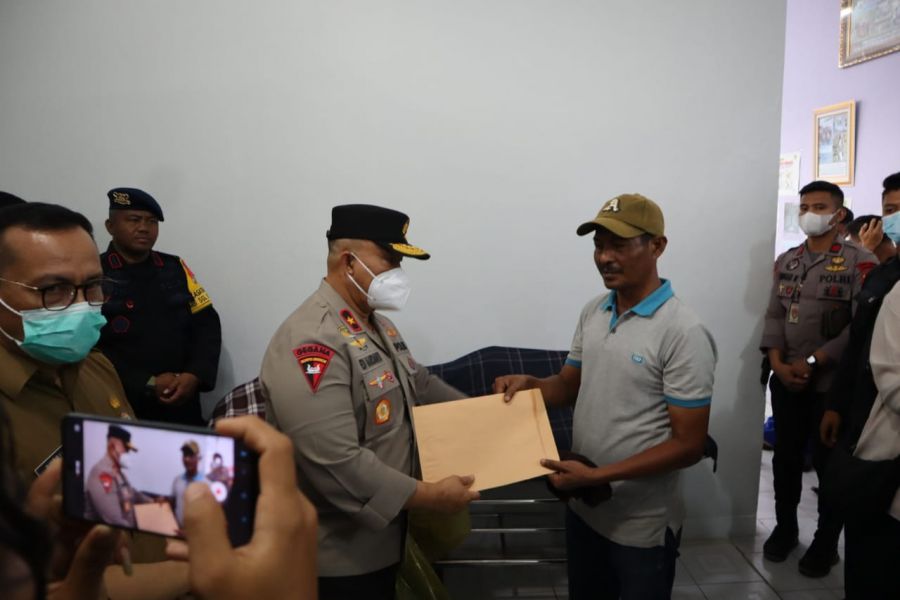Wakapolda Sumbar Serahkan jenazah Korban Erupsi Gunung Marapi kepada Keluarganya 