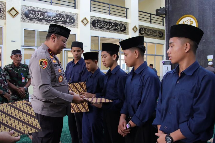 Wakapolda Sumbar Serahkan Santunan kepada Anak Yatim di Lingkungan Polda Sumbar