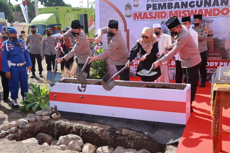 Wakapolri Letakan Batu Pertama Pembangunan Masjid di Kediri