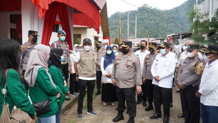Wakapolri Tinjau Nagari Tageh Rumah Gadang dan Vaksinasi Covid-19 di HBT