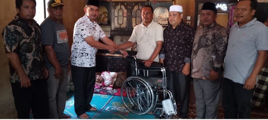 Wakil Bupati Pasaman Antar Bantuan ke Rumah Warga, Lansia Penderita Stroke Terima Kursi Roda