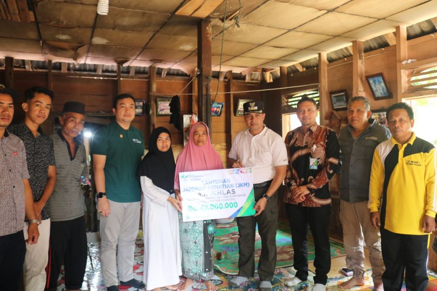 Wakil Bupati Sijunjung Serahkan Santunan JKM dari BPJS Ketenagakerjaan Cabang Solok