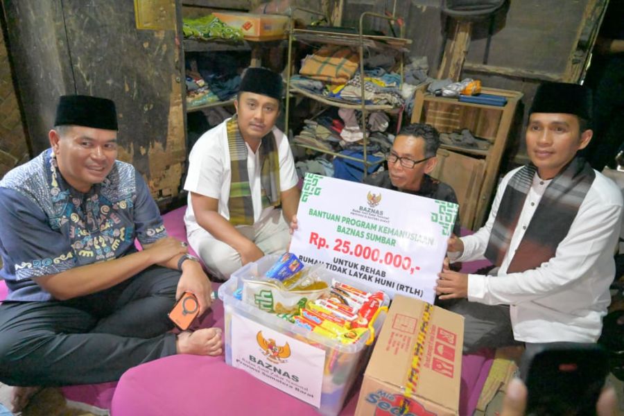 Wakil Gubernur Sumbar Serahkan Bantuan Bedah Rumah untuk Warga Ujung Batung, Kota Pariaman