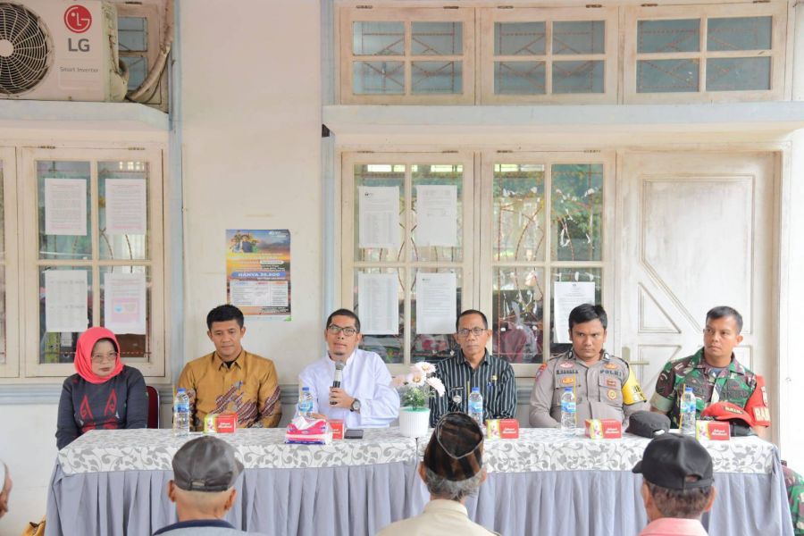 Wako Deri Asta Hadiri Langsung Penyerahan BLT Dari Anggaran Dana Desa di Desa Salak Kec. Talawi