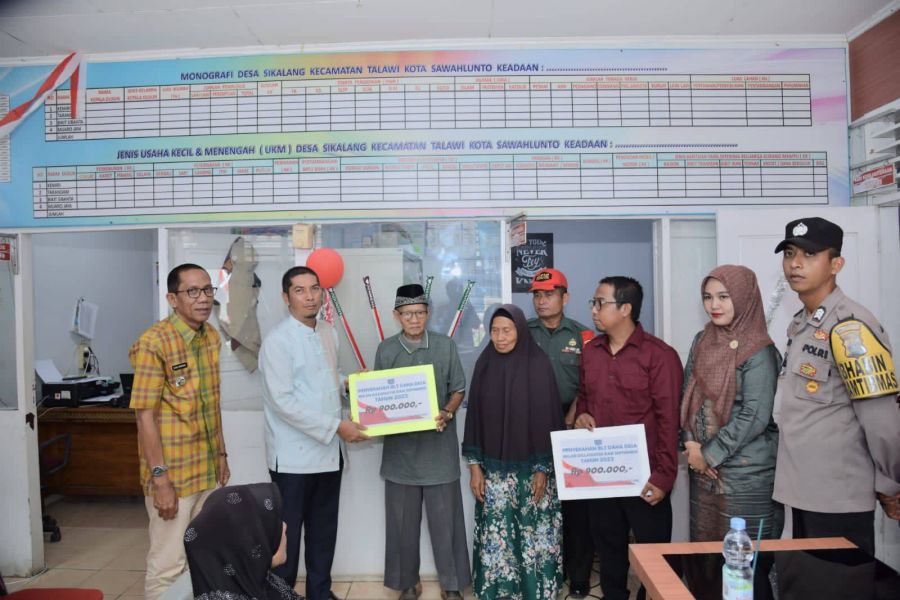 Wako Deri Asta Tinjau Langsung Penyaluran BLT Dari Anggaran Dana Desa di Desa Sikalang Kec. Talawi