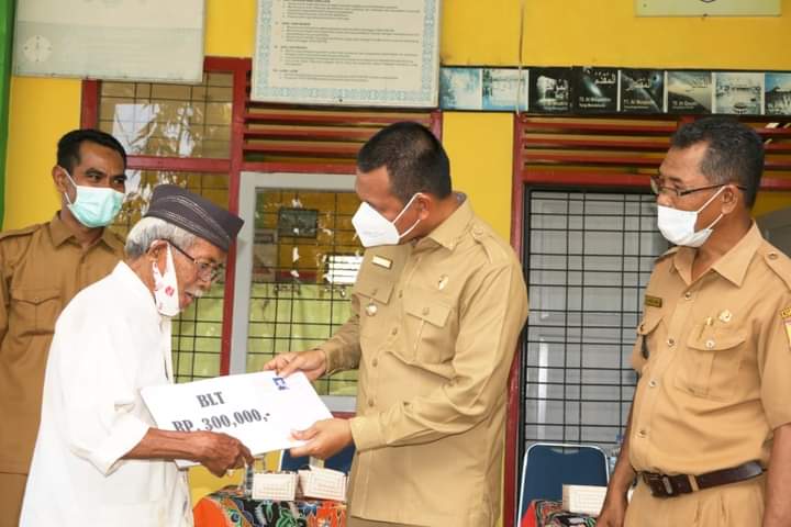 Wako Genius Umar Serahkan BLT ke 55 Warga Penerima Manfaat di Desa Cubadak Air