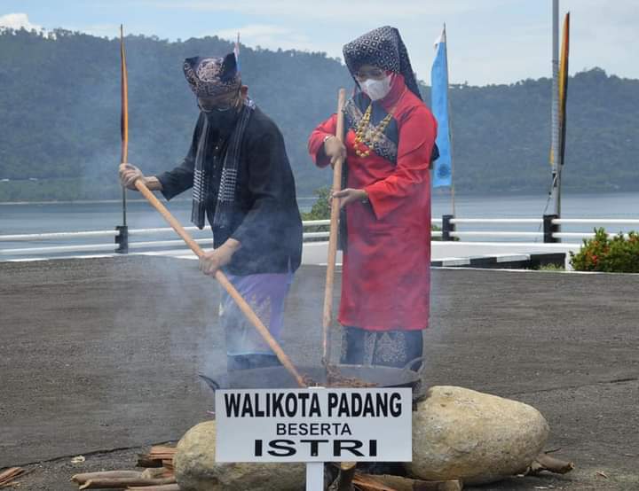 Wako Hendri Septa dan Ketua TP-PKK Ikuti Festival Memasak Rendang Sedunia Bersama Ibu Negara